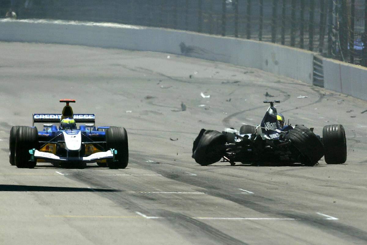 Schock für Schumacher: Sein Bruder Ralf verunglückt in Indianapolis im Williams-BMW schwer. Als das Rennen wieder freigegeben wird, siegt Michael Schumacher dennoch souverän.