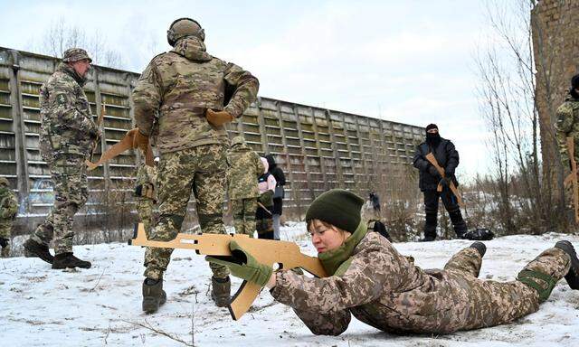 Symbolbild: Ukrainische Territorialverteidigungskräfte bei einer Militärübung in der Nähe von Kiew.