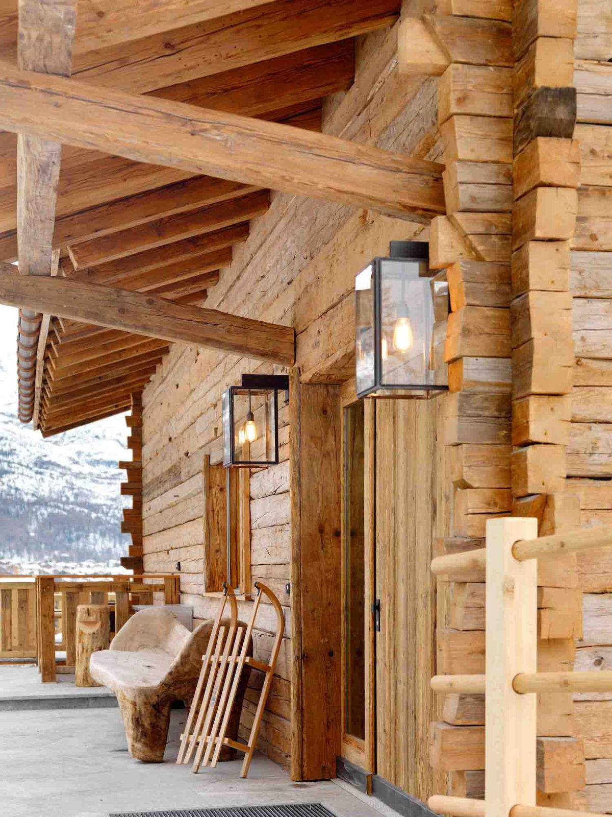 Einfamilienhäuser oder Chalets mit exklusiver Ausstattung und freiem Blick auf die Berge erzielten Preise von bis zu 25 Mio. Schweizer Franken (ca 22 Mio. Euro).