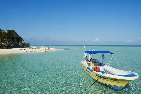 Der Strand nördlich von Cancun wartet mit Boho-Atmosphäre auf, anstatt mit einem Auto bewegt man sich mit dem Fahrrad oder zu Fuß auf der Insel fort. Meeresfrüchte werden an jeder Ecke angeboten, am besten genießt man diese beim Blick auf den herrlichen Sonnenuntergang.