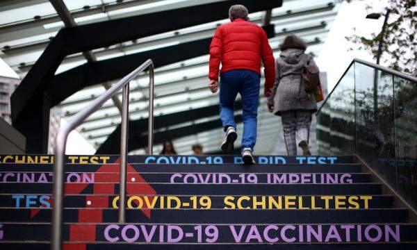 Gerade in der Diskussion um die Impfpflicht müssten die Menschen weiterhin davon überzeugt werden, dass die Impfung auch gegen Omikron wirke, betonte Virologe Andreas Bergthaler. 