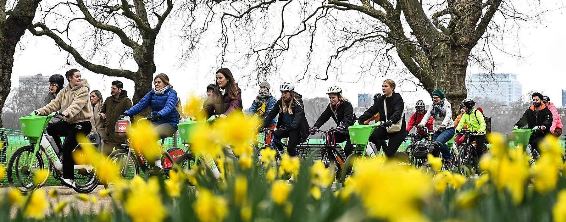 Radfahrerinnen nehmen am 5. März 2023 an einer Protestfahrt in London teil, die sich für sicheres Radfahren für Frauen in London einsetzt.