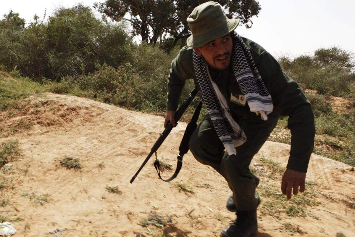 Die Rebellen leiden unter veralteten Waffen und schlechter Organisation. Eine Reporterin des arabischen Senders Al-Jazeera zitiert einen Rebellen-Kommandanten: Seine Kämpfer "wollen nicht diszipliniert oder auf strukturierte Weise agieren".