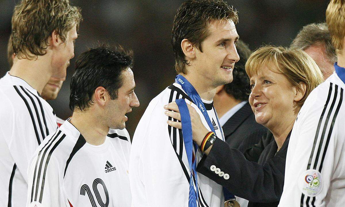 8. Juli 2006: Bei der Fußball-Weltmeisterschaft im eigenen Land gratuliert die Kanzlerin der Nationalmannschaft zur Bronze-Medaille. "Deutschland hat das Motto der WM 'Die Welt zu Gast bei Freunden' mit Leben erfüllt", resümiert Merkel. Acht Jahre später jubelt sie dann mit der deutschen Elf über den WM-Titel beim Turnier in Brasilien.