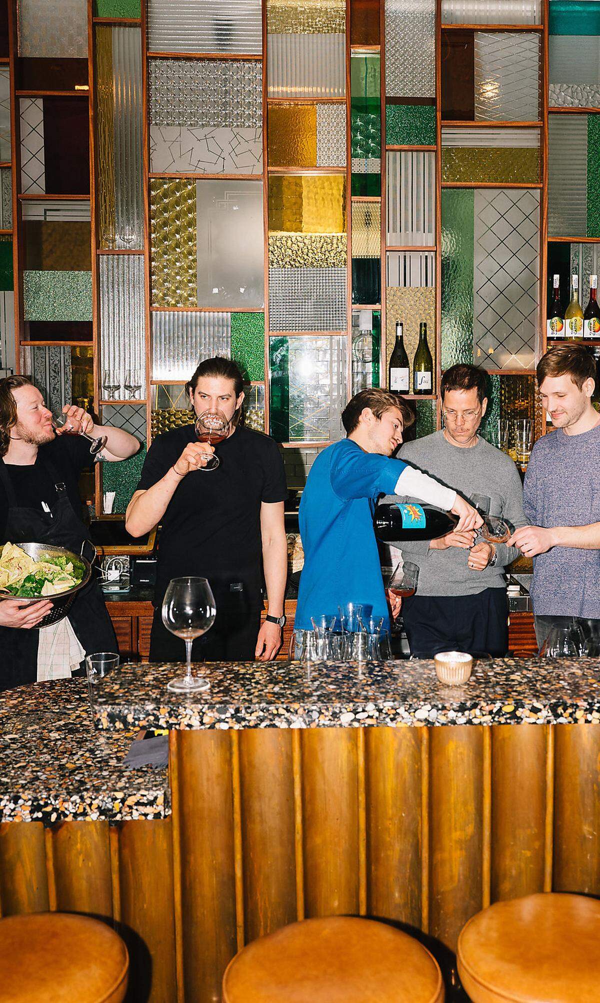 Seit zehn Jahren bietet das Team hinter Weinskandal Naturwein in Österreich eine Bühne. Nun bekommt das über die Jahre gewachsene Sortiment mit der Rundbar ("R&amp;Bar") in der Lindengasse auch einen Ort der Verkostung. Neben Stephan Martin als Sommelier werkt Mario Galbavy in der Küche. Die Bar ist gleichzeitig ein Shop: 200 verschiedene Weine kann man nach dem Verkosten gleich mit nachhause nehmen.
