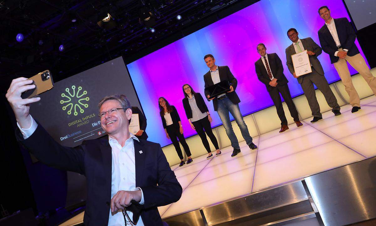 Drei Österreich CEO Rudolf Schrefl freut sich nach der Verleihung mit allen Gewinnern auf der Bühne.