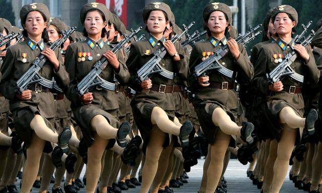 Nordkoreanische Soldatinnen bei einem der typischen Militäraufmärsche in Pjöngjang. 