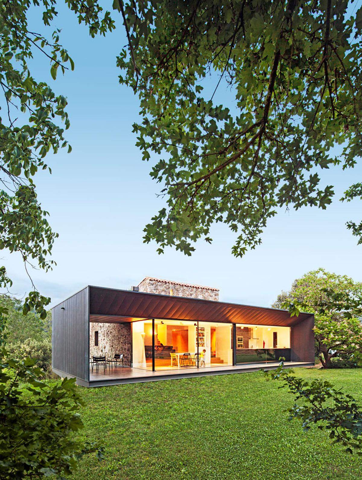 Der Award des Architektur- und Designmagazin HÄUSER zeichnet die gelungensten Umbauten von Einfamilienhäuser aus. Drei Projekte wurden 2015 zu gleichwertigen Siegern gekürt. Etwa der Umbau und die Erweiterung eines Bauernhauses in Santa Pau/Girona (Spanien)