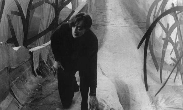 Conrad Veidt als Schlafwandler, der versucht, ein schlafendes Mädchen (Lil Dagover) zu berühren: Szene aus dem expressionistischen Meisterwerk „Das Cabinet des Dr. Caligari“ (1920).