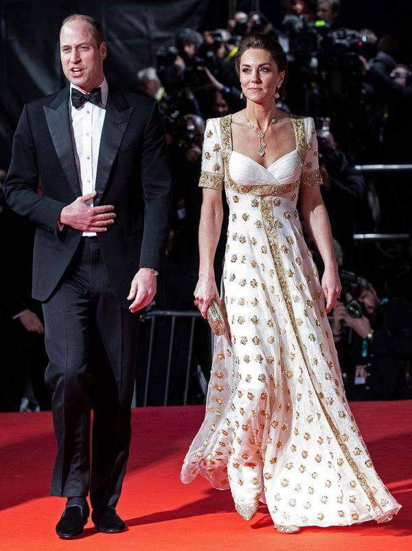 Royaler Aufputz kam durch die Anwesenheit von Prinz William und Herzogin Catherine, die ein Kleid von Alexander McQueen trug. Damit traf sie den Dresscode, denn Gäste wurden dazu angehalten, entweder nachhaltige oder recycelte Kleidung zu tragen. Die 38-Jährige trug das Kleid bereits 2012 in Malaysia.    