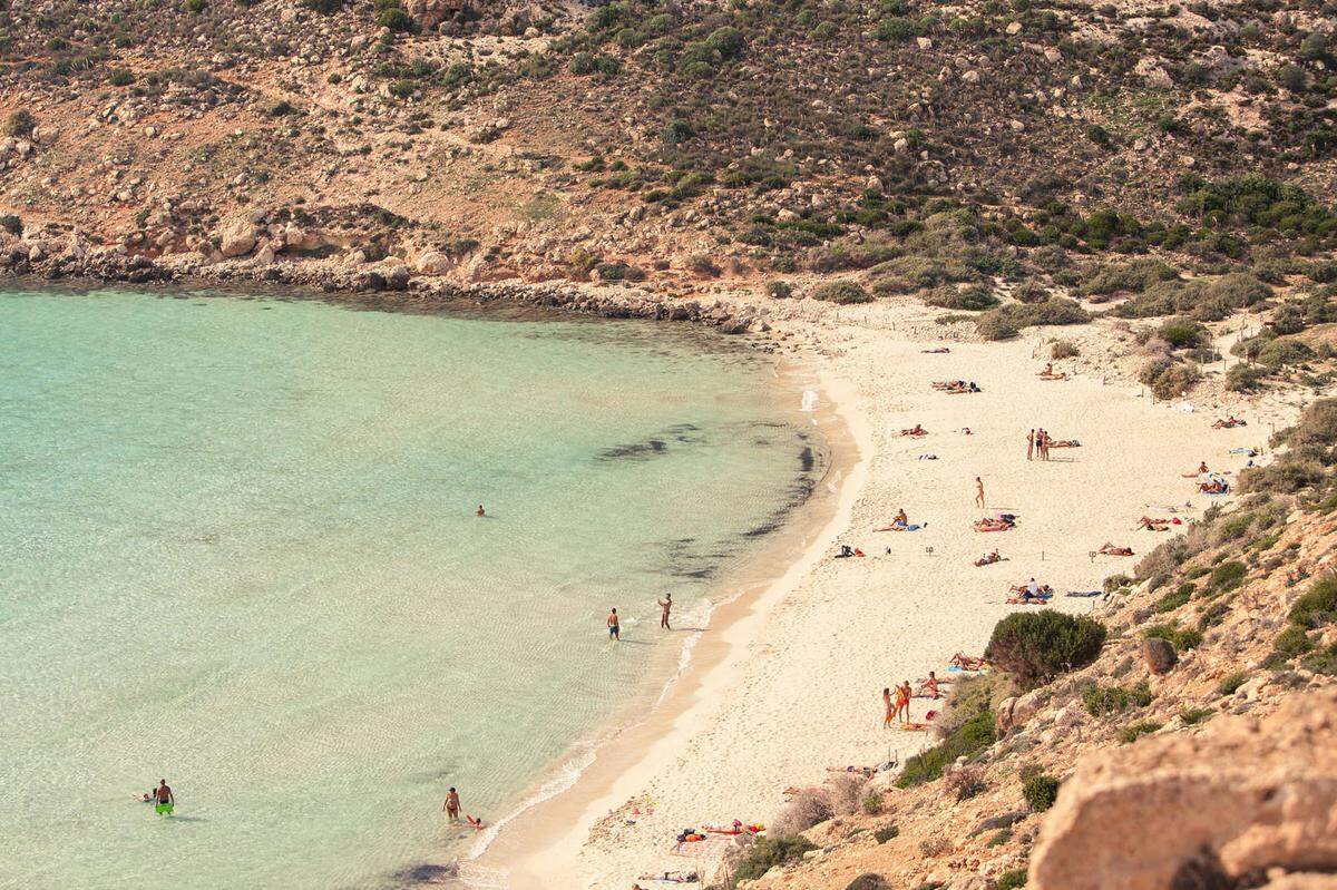 Wie in der Karibik mutet der „Spiaggia dei Conigli“, der sogenannte Kaninchenstrand, an. Dabei befindet er sich zwischen Tunesien und Sizilien in der italienischen Provinz Agrigent.