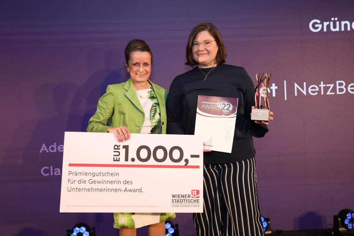 Siegerin Kategorie Gründung &amp; Start-up: Katharina Bisset (NetzBeweis) erhält die Trophäe von Christine Dornaus, Vorstandsdirektorin, Wiener Städtische Versicherung.