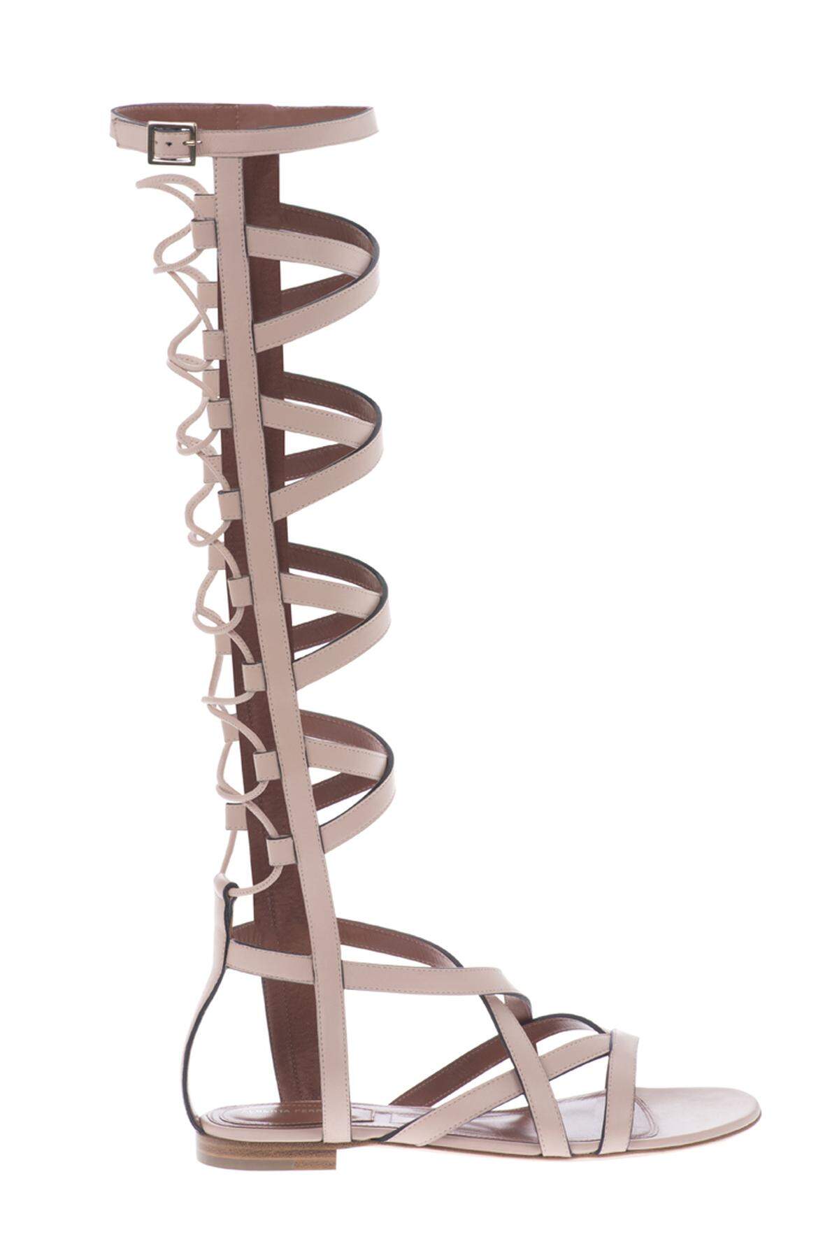 Ein Blickfang sind im Sommer hochgeschnürte Gladiatorsandalen. In Nude kommen sie bei Alberta Ferretti daher ...