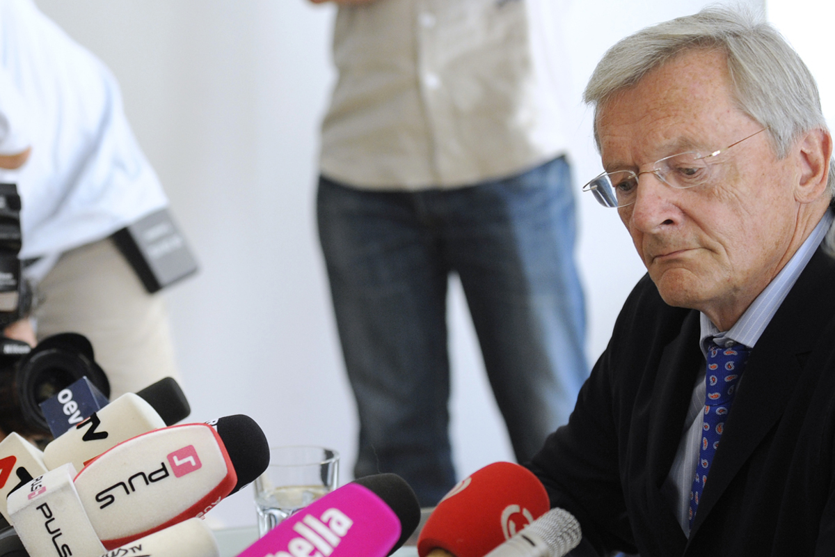 Im Jahr der schwarzen Rücktritte endet auch die Polit-Karriere von Altkanzler Wolfgang Schüssel. Und das nicht ganz freiwillig. Zahlreiche Minister aus Schüssels schwarz-blauer Regierungszeit (2000 bis 2006) sind zuvor immer tiefer in den Sog der Korruptionsaffären um Buwog, Telekom und Co. geraten. Schüssel legt sein Nationalrats-Mandat zurück, um die Ermittlungen "zu erleichtern", wie er sagt. Nicht nur die Justiz interessiert sich für die Aufklärung der Korruptionsaffären. Der Nationalrat setzt im November einen U-Ausschuss unter der Leitung der Grünen Gabriele Moser ein.