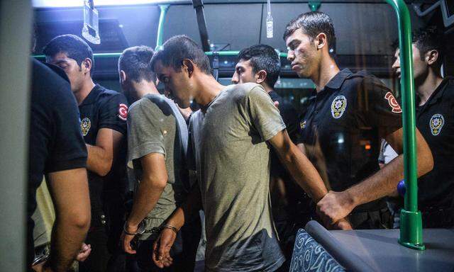 Vermeintliche Putsch-Unterstützer des Militärs werden von Polizeikräften in einen Bus in Istanbul gebracht.