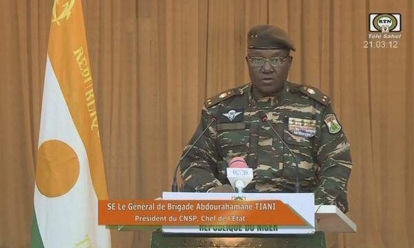 Nigers Machthaber Abdourahamane Tiani verkündet Pläne für eine Übergangsregierung und eine neue Verfassung „ohne Einmischung von außen“.
