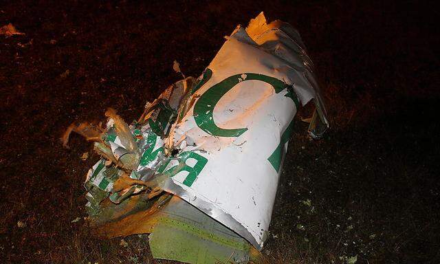 Ein Teil des Jet-Wracks jener 23 Jahre alten Boeing 737, die am Flughafen von Kasan abstürzte.