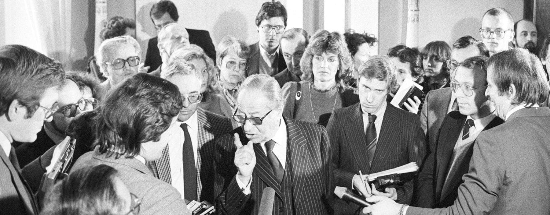 Bis zu einer Stunde dauerte manchmal das Frage-Antwort-Spiel: Pressefoyer nach dem Ministerrat, um 1978.