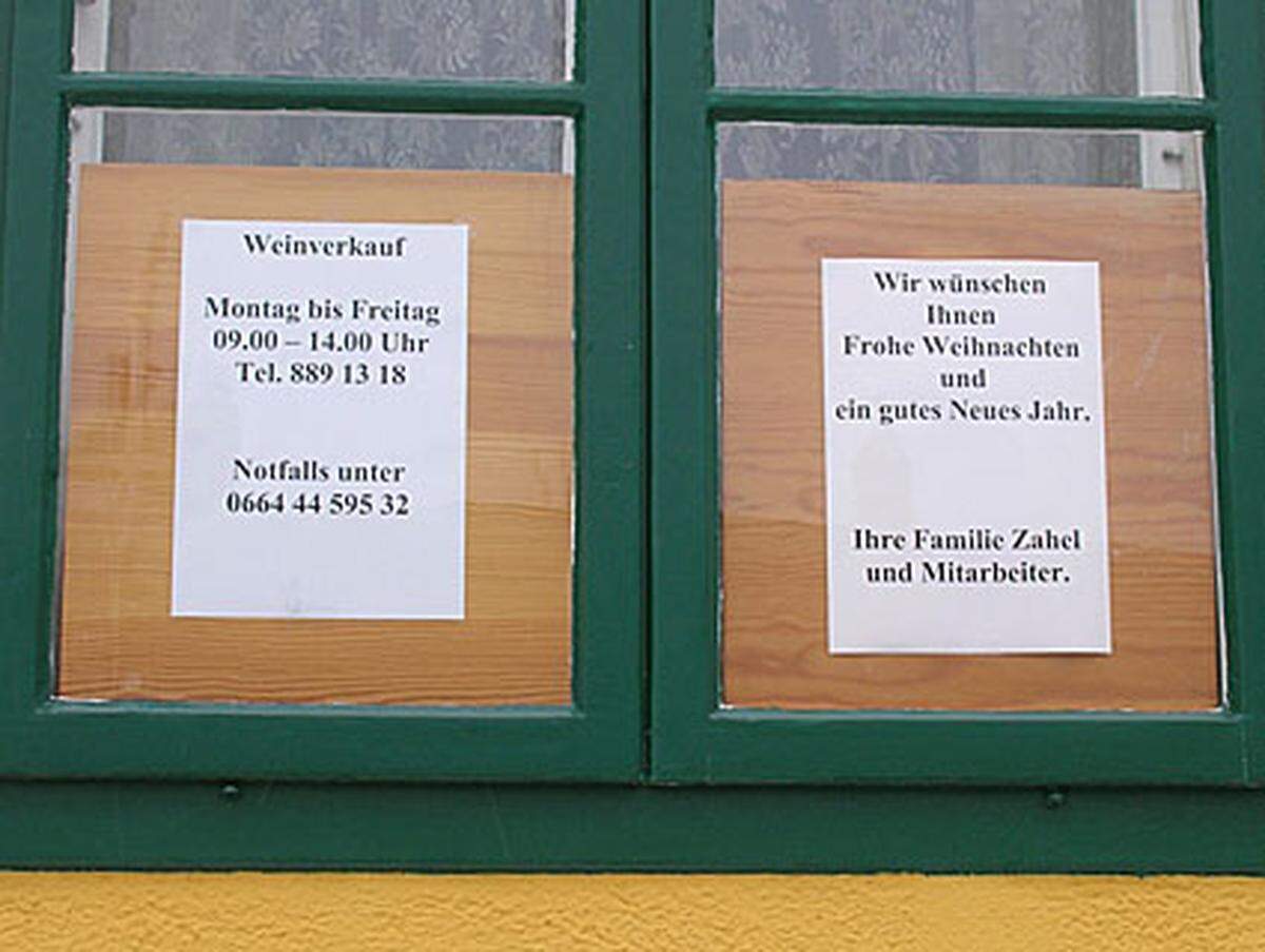 Interessante "Notfälle" gibt es beim Heurigen Zahel in 1230 Wien, Maurer Hauptplatz. Fotografiert von DiePresse.com-Leser Manfred Pecha