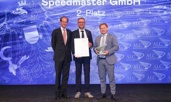 Auszeichnung 2. Platz Großbetriebe für die Speedmaster GmbH (v.l.) Commerzbank-Director Maximilian Lobmeyr mit Speedmaster-Geschäftsführer Günther Schweiger und Verkaufsleiter Markus Hiemetsberger.