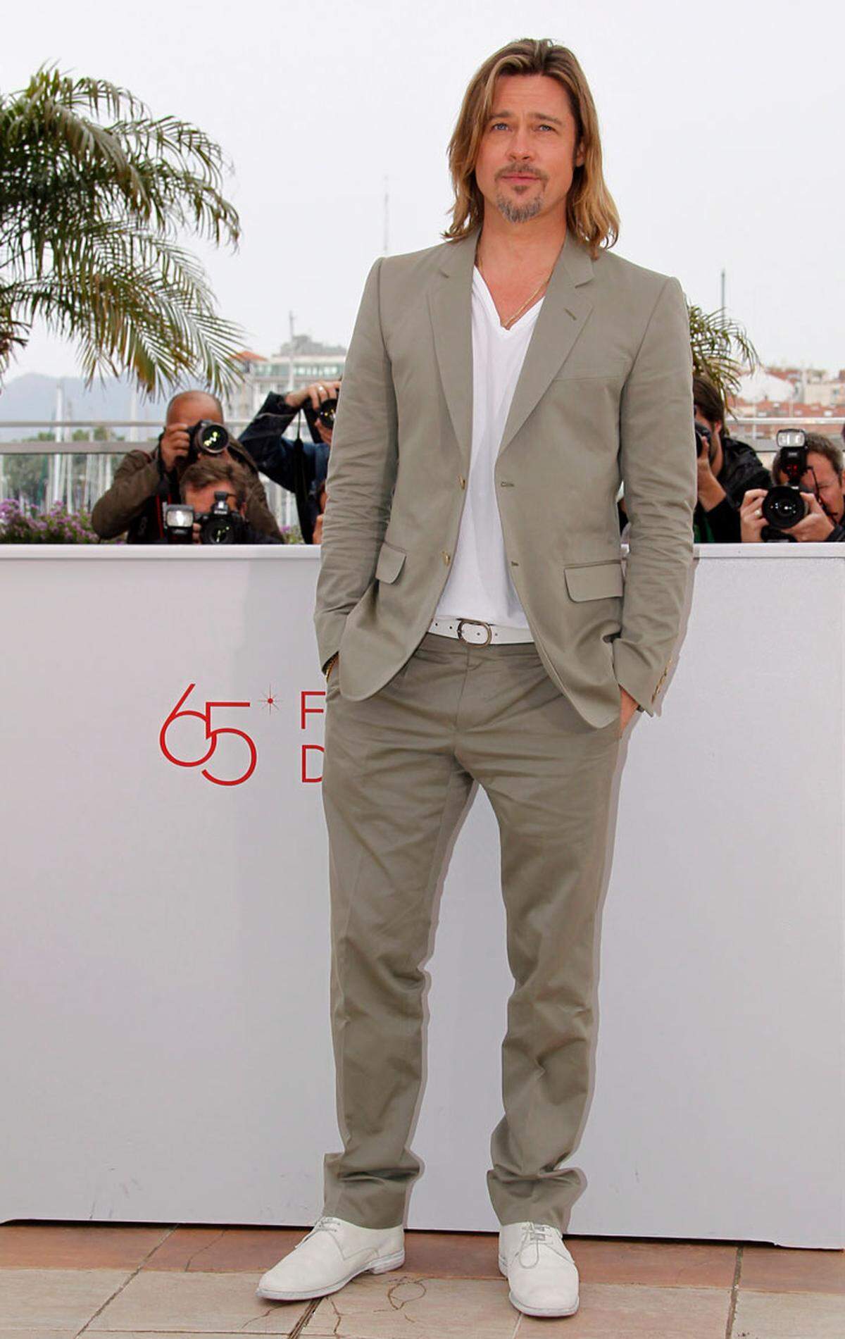 Brad Pitt kam ohne seine bessere Hälfte Angelina Jolie, gab keine Details über die bevorstehende Vermählung bekannt und posierte ganz lässig im Gucci-Outfit.