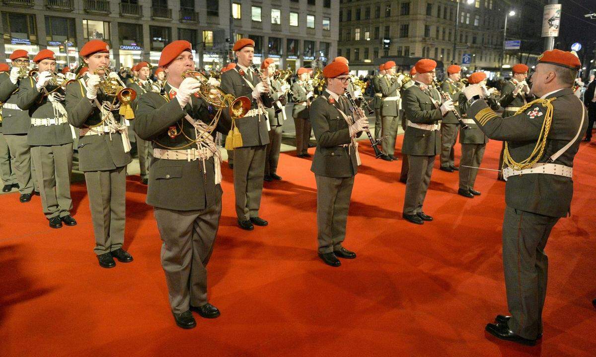 Ein ungewöhnlicher Einstieg in die Walzernacht: Begrüßt wurden die Gäste heuer von einer Truppe der Gardemusik mit Regimentsmärschen aus dem Jahr 1869.