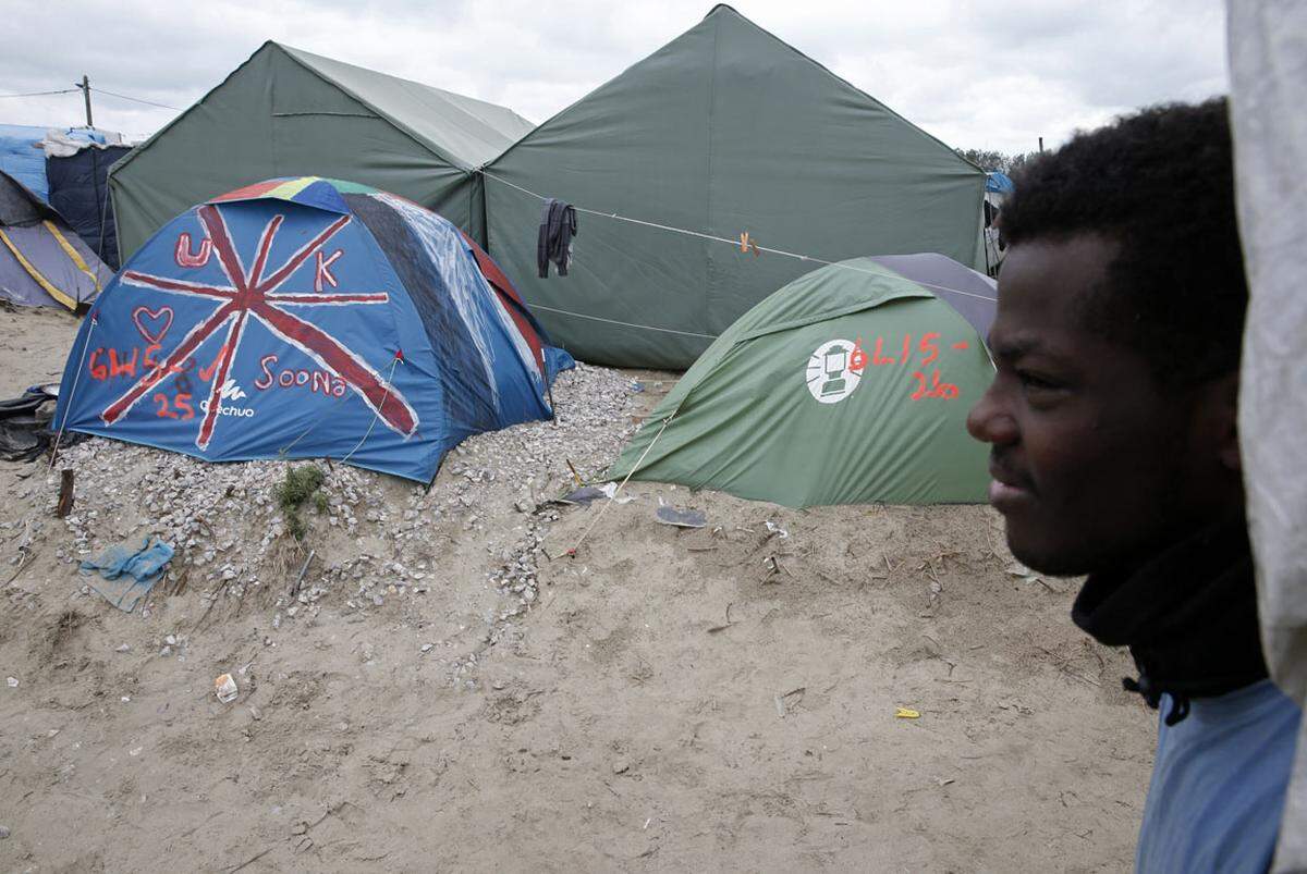 Das als "Dschungel von Calais" bekannte Lager am Ärmelkanal soll vollständig aufgelöst werden.