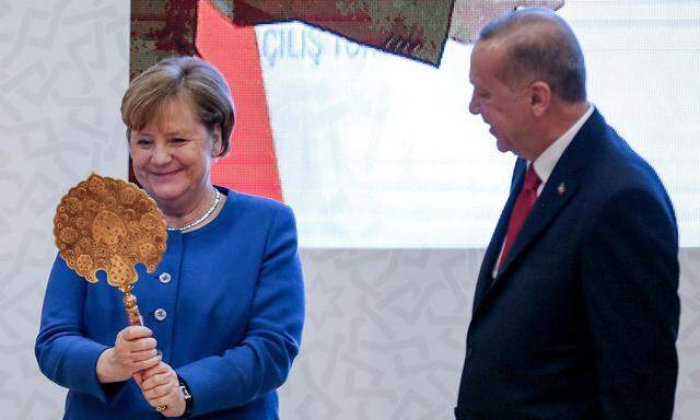 „Spieglein, Spieglein in der Hand . . .“ Bundeskanzlerin Merkel zeigte sich über das Gastgeschenk von Präsident Erdoğan sichtlich erfreut.