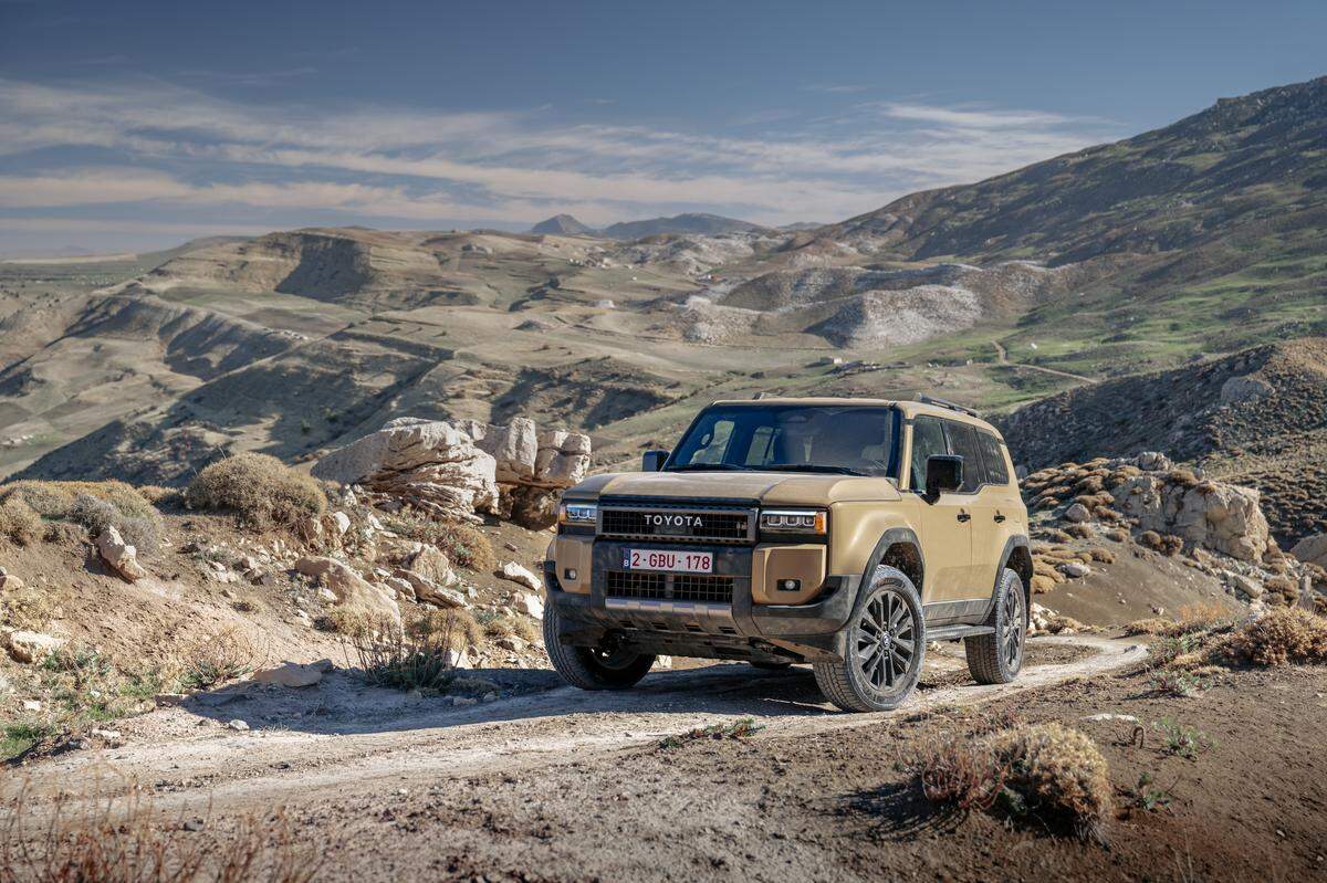 Erstaunlich, wie sich der Offroader nahezu mühelos und dazu stets mit einem gerüttelt Maß Komfort seinen Weg durch felsiges, steil ansteigendes und abfallendes Terrain bahnt.