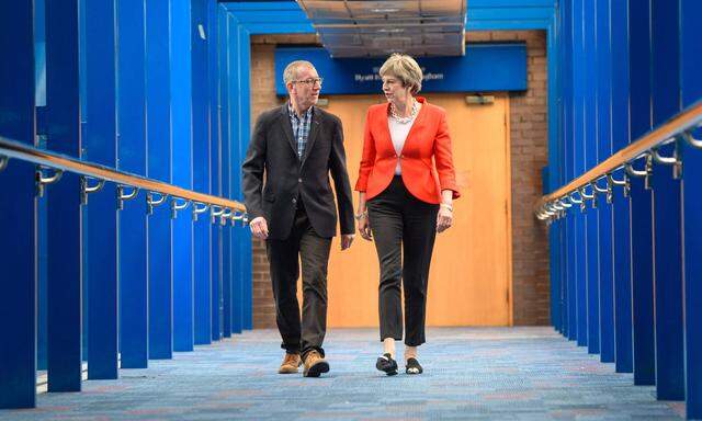 Theresa May hat in Birmingham zumindest die volle Unterstützung ihres Ehemanns Philip. 