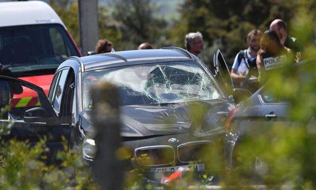 Schüsse in die Windschutzscheibe. Die Polizei stoppte den Attentäter in seinem dunklen BMW auf der Autobahn.