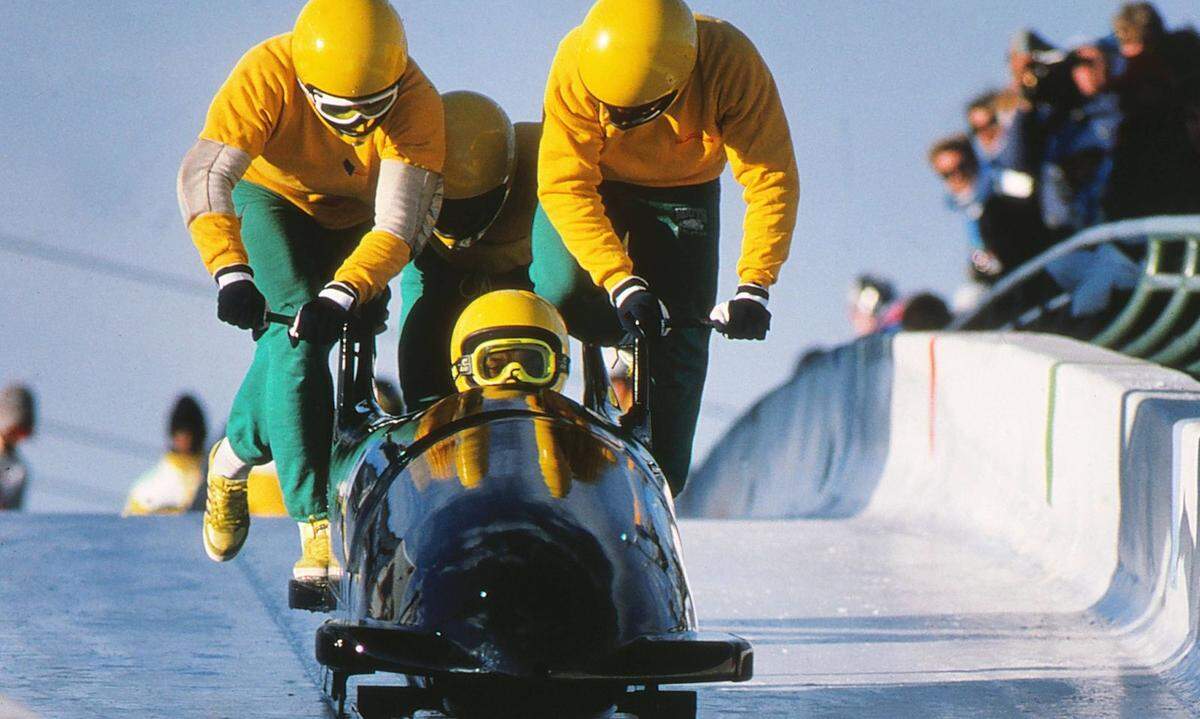 Das Märchen von Exoten im Eiskanal begann nicht in den Disney-Studios, sondern 1988 bei den Winterspielen in Calgary. Der Jamaika-Vierer, man beachte die simplen Helme, startete ins Rampenlicht.