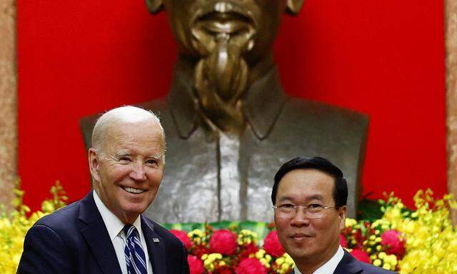 Joe Biden mit Vietnams Vo Van Thuong und einer Ho-Chi-Minh-Büste.