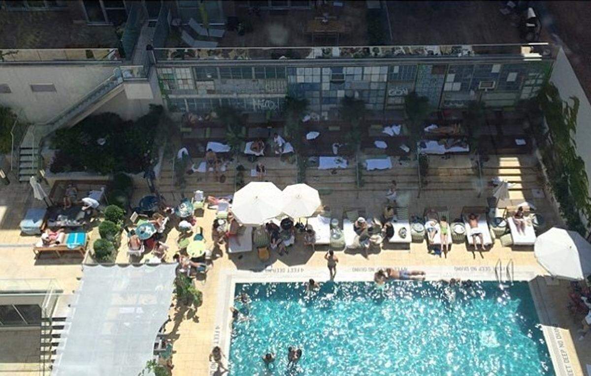 Die Pool Partys über den Dächern von Brooklyn gelten als legendär. Wer hier seine Zehen ins Wasser streckt, gehört dazu.