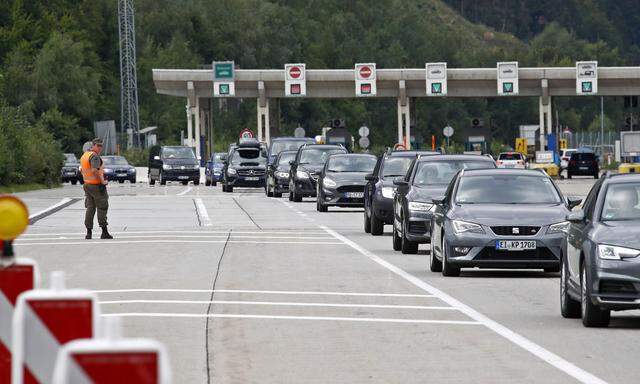Symbolbild: Kontrollen an der Grenze zwischen Slowenien und Österreich beim Karawankentunnel