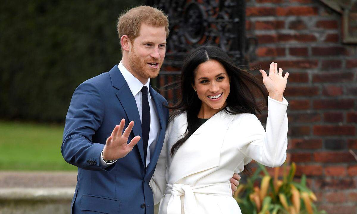 27. November 2017: Harry und Meghan geben ihre Verlobung bekannt. In einem Interview mit der öffentlich-rechtlichen britischen Rundfunkanstalt BBC gesteht die ehemalige Schauspielerin ein, sie sei naiv gewesen in ihren Erwartungen, was es bedeute, der königlichen Familie anzugehören.