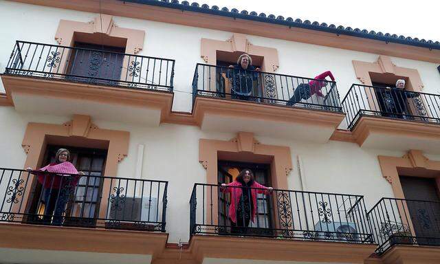 Trainingseinheiten auf den Balkonen der südspanischen Stadt Ronda.