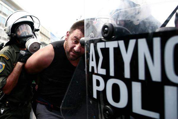Aus Protest gegen Massenentlassungen haben am Mittwoch die größten Gewerkschaften Griechenlands umfangreiche Streiks begonnen. Dabei kam es in Athen zu Ausschreitungen. Eine kleine Gruppe Jugendlicher begann auf dem zentralen Syntagma-Platz, Steine zu werfen.