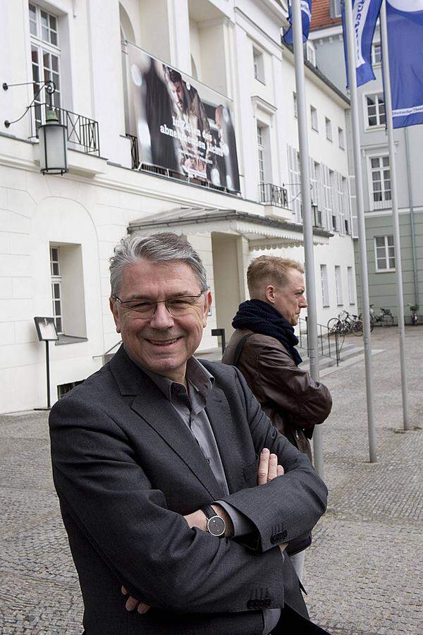 Der Stuttgarter war Intendant in Hannover, am Hamburger Thalia-Theater, seit 2009/10 leitet er das Deutsche Theater in Berlin. Wie Nikolaus Bachler, der in München die Bayerische Staatsoper führt und von 1999 bis 2009 Burgchef war, ist Khuon ein nicht inszenierender Intendant.