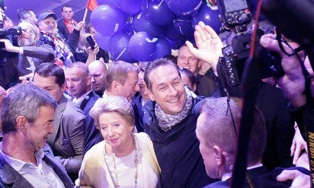 Strache und Stenzel: Neben „HC, HC“ wurde auch „Uschi, Uschi“ gerufen.