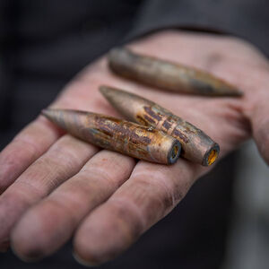 Eine Ukrainerin zeigt die Überreste von Projektilen.