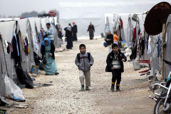11,4 Millionen sollen nach UN-Angaben bereits vertrieben worden sein, laut Hilfsorganisationen befinden sich fast vier Millionen Flüchtlinge in den Nachbarländern - Tendenz steigend. Die größten Zielländer des Flüchtlingsstroms: Jordanien, die Türkei und der Libanon. Die Vereinten Nationen schlagen Alarm: "Die Lage in Syrien wird immer dramatischer, noch nie mussten die Vereinten Nationen in einer Krise so viel Hilfe leisten." Bild: Syrische Flüchtlinge in der Türkei. 