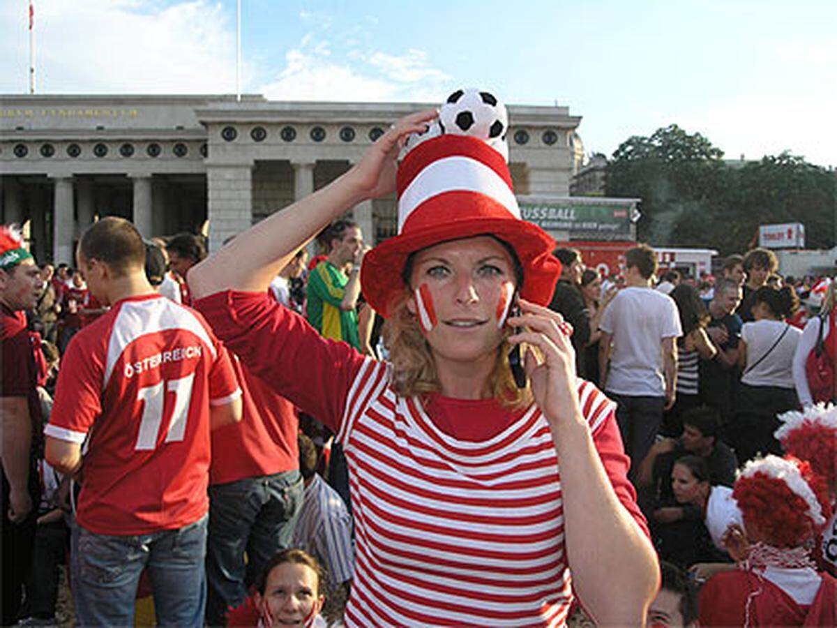 Aber: Auch die rot-weiß-roten Fans strahlen Zuversicht aus. Sollte doch der große Bruder Deutschland besiegt werden, um ins Viertelfinale einzuziehen.