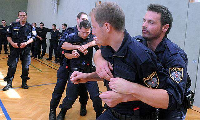 Ausbildung für Polizisten in der Sicherheitsakademie.