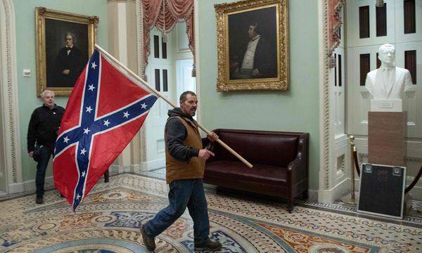 Auch die Flagge der Konföderierten Staaten von Amerika aus dem 19. Jahrhundert fand den Weg ins Innere des Kongressgebäudes.