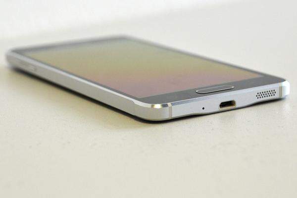 Für das hochwertige Äußere greift Samsung erstmals zu echtem Metall. Der Rahmen besteht aus Aluminium und erinnert ein wenig an Apples iPhone 4 bzw. 4S. Die Kanten sind scharf gefräst und erinnern so zu jedem Zeitpunkt daran, dass man keinen Kunststoff in Händen hält.