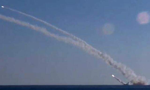 Erstmals bombardiert Russland den IS von einem U-Boot aus.