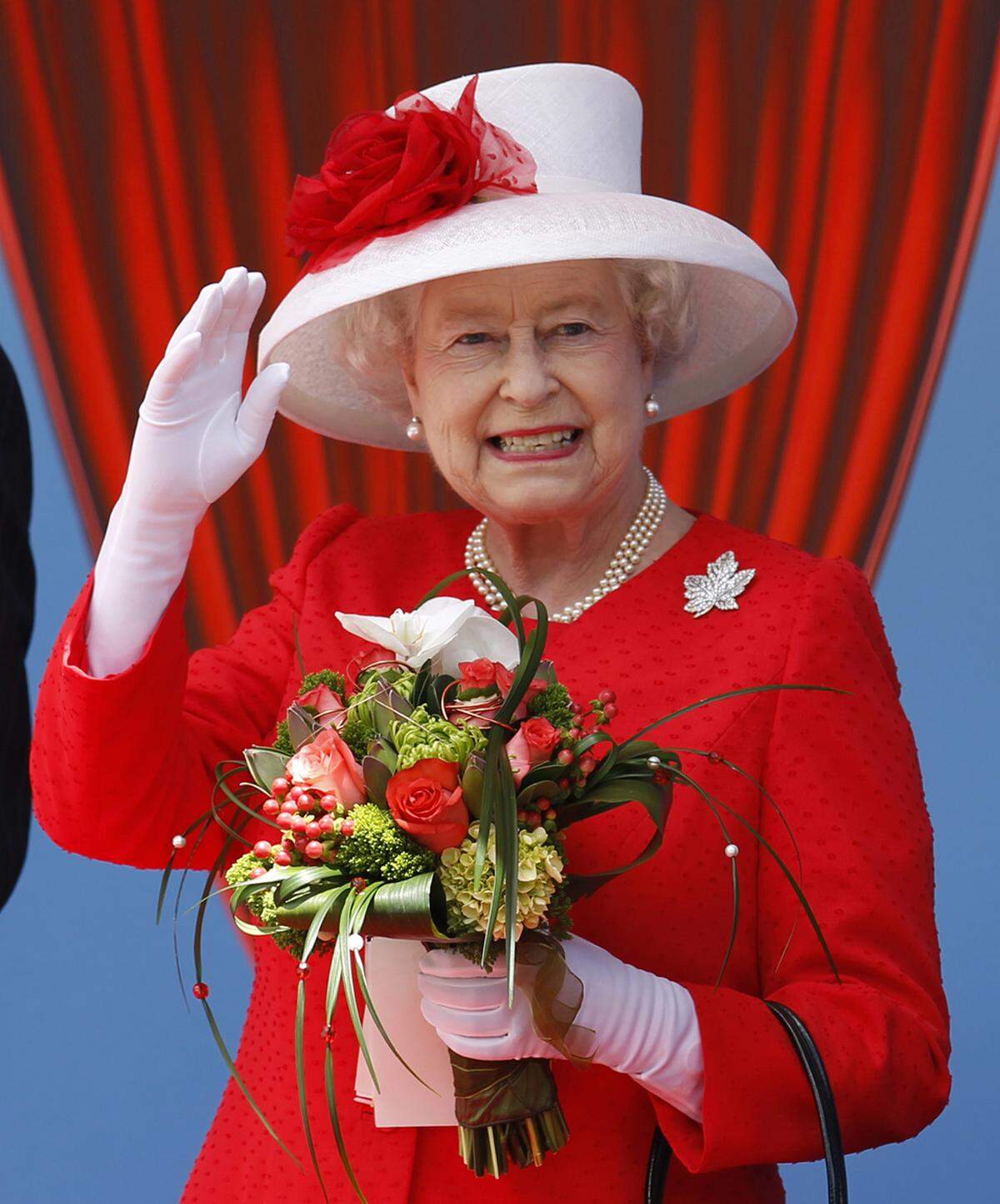 Die britische Königin trägt gerne Farben und diese von Kopf bis Fuß.