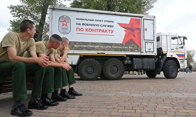 Archivbild. Russische Militärangehörige sitzen neben einem mobilen Rekrutierungszentrum für den Militärdienst in Rostow am Don, Russland, am 17. September 2022.
