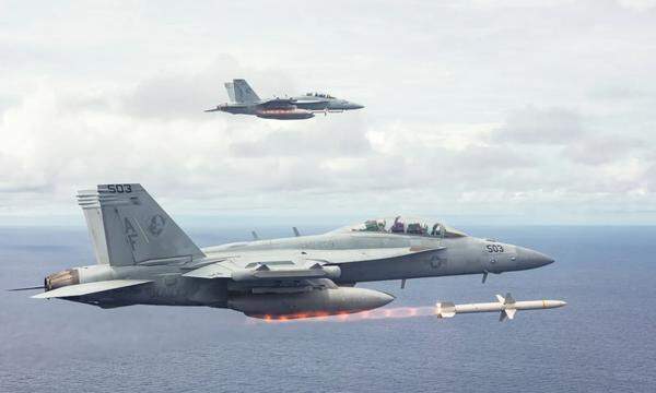 Symbolbild: EA-18G-Jets (Growlers) der US-Marine starten Anti-Radar-Raketen vom Typ Harm, anno 2022.